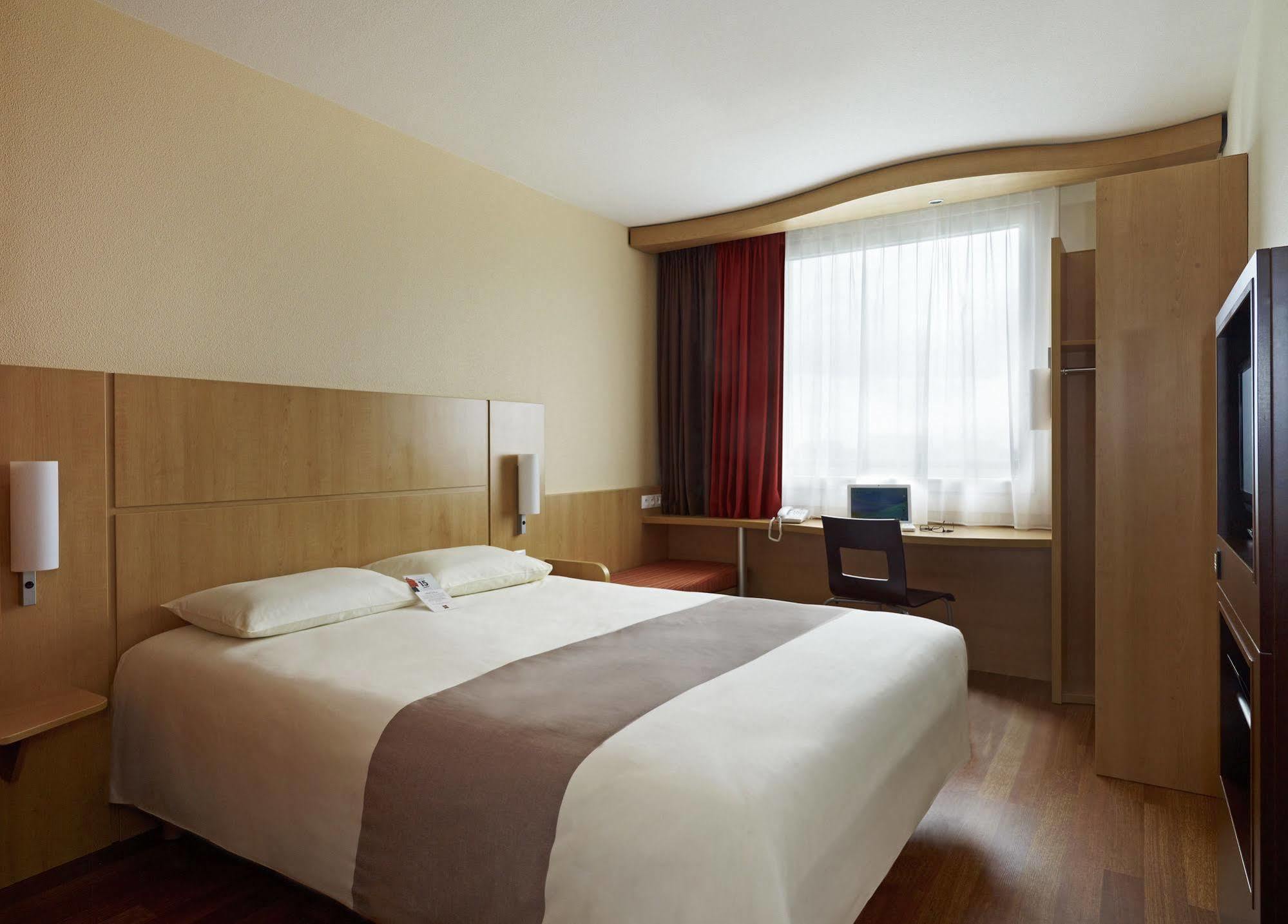 Hotel Ibis Kielce Centrum Exteriör bild